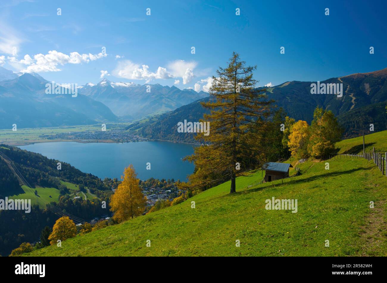 Lake Zell with a view of Thumersbach, Schuettdorf and Hohe Tauern, Pinzgau in Salzburger Land, Austria Stock Photo