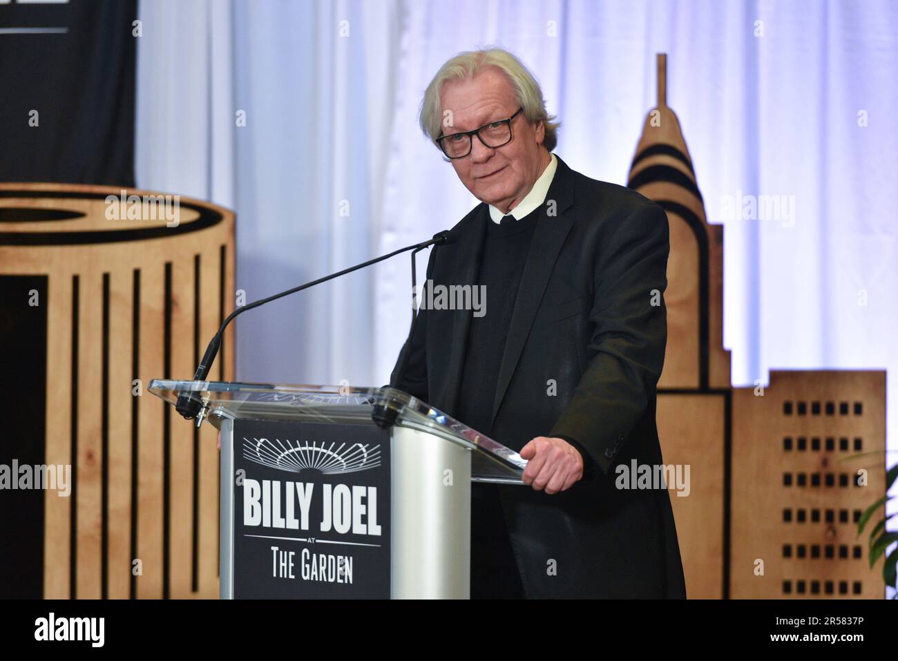 Jim Kerr makes an announcement regarding Billy Joel's record-breaking
