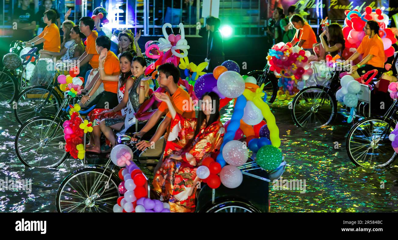 Chinese dragon dance singapore hi-res stock photography and images - Alamy