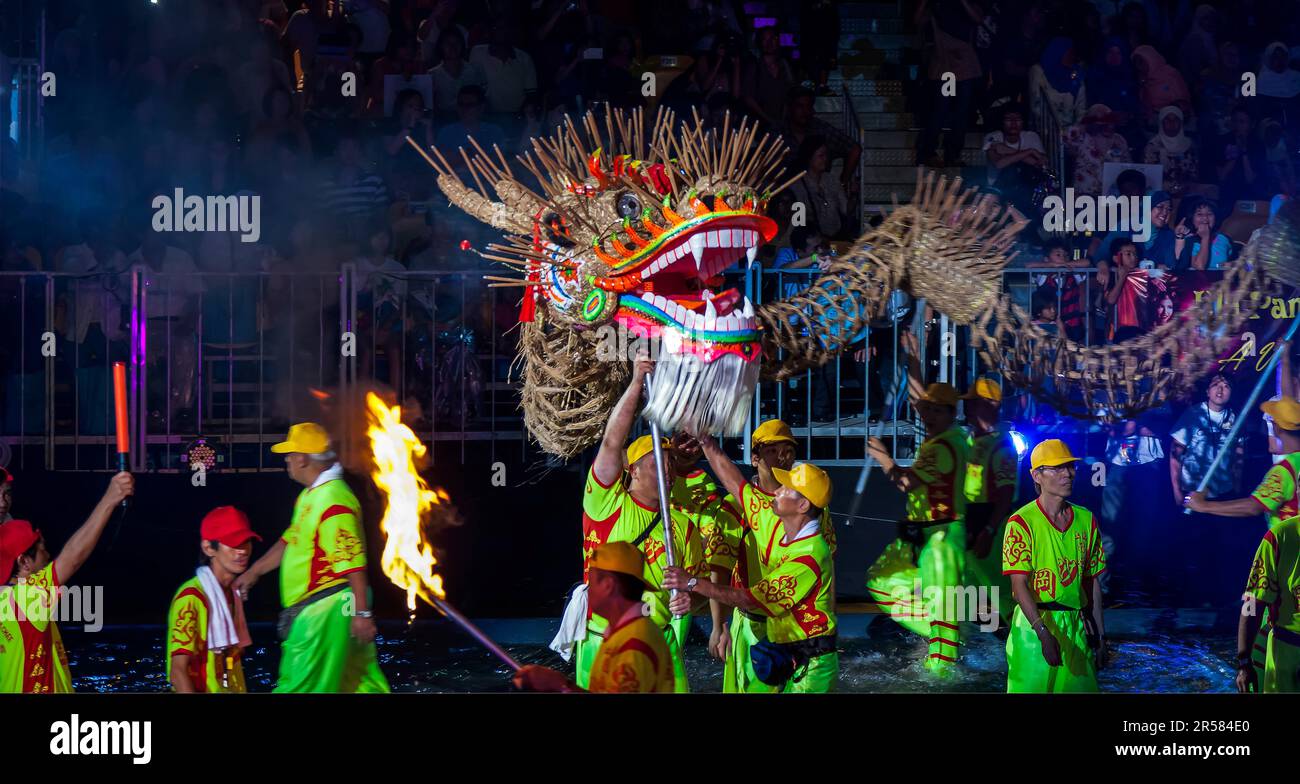 Chinese dragon dance singapore hi-res stock photography and images - Alamy