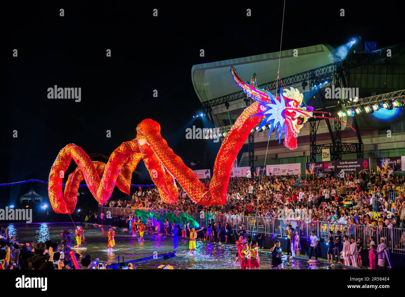 Chinese dragon dance singapore hi-res stock photography and images - Alamy