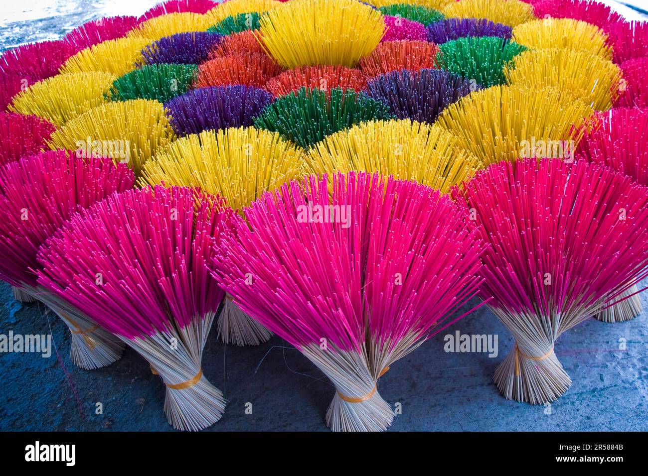 Asian incense hi-res stock photography and images - Alamy