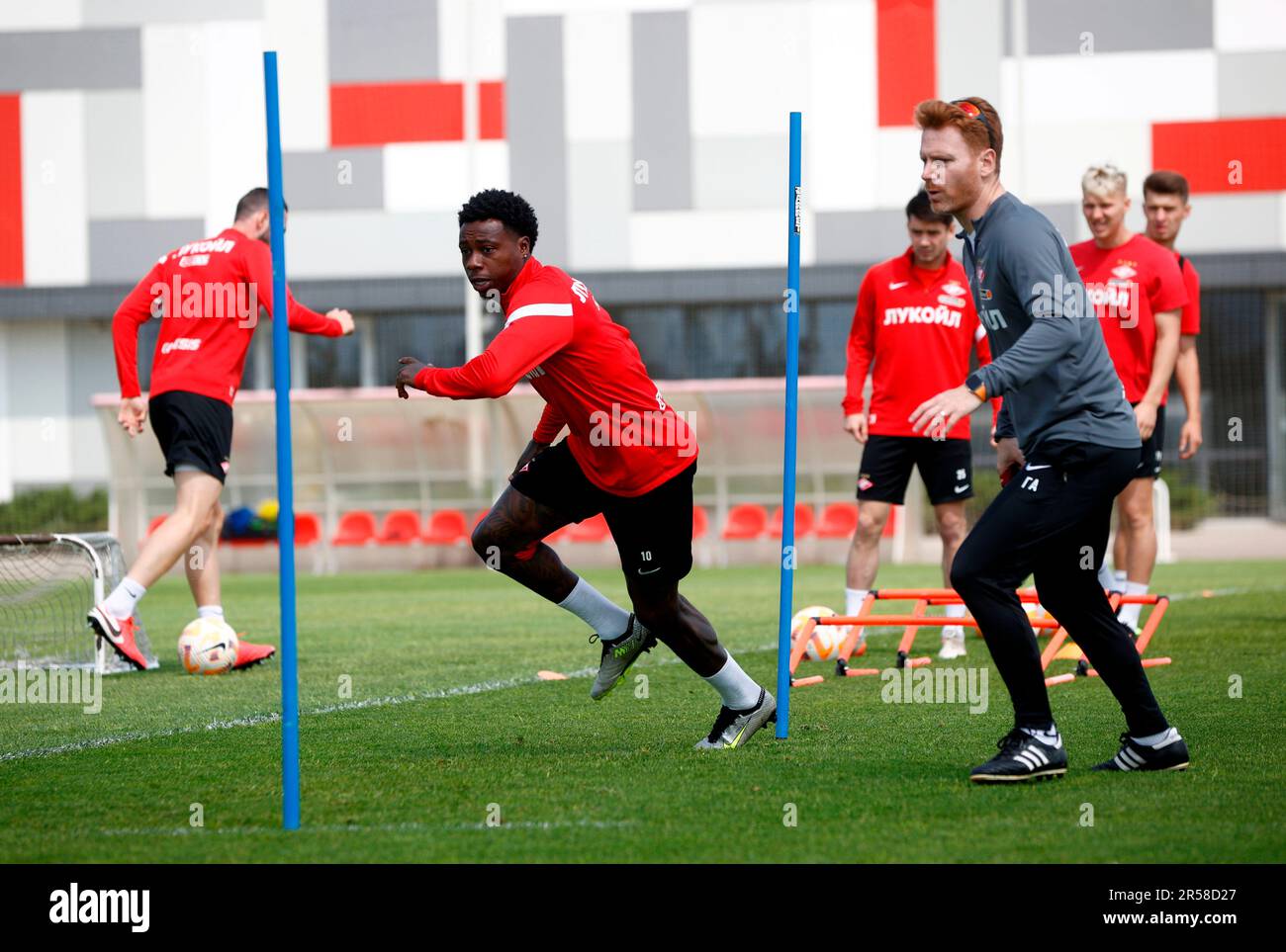 Гильермо Абаскаль и Квинси Промес.Фото Александра Ступникова/ФК