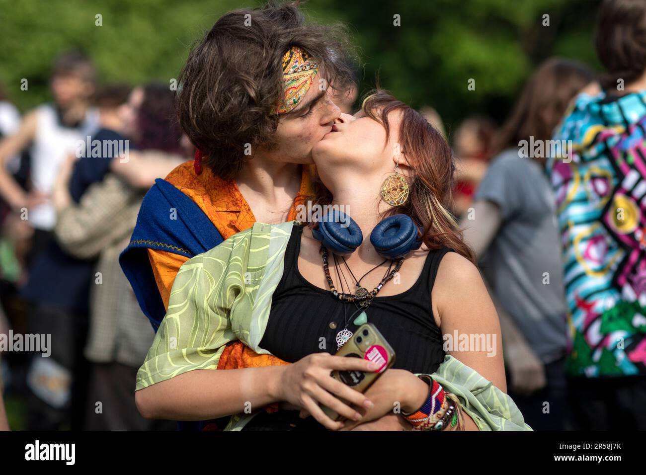 File:Kiss, Love kiss, Romance, People kissing, Rostov-on-Don, Russia.jpg -  Simple English Wikipedia, the free encyclopedia