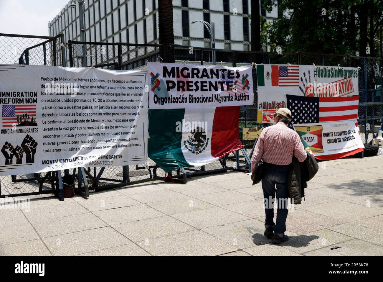 Mexico City, Mexico. 01st June, 2023. June 1, 2023, Mexico City, Mexico: Migrant groups protest and call for a boycott against the government and state of Florida, in the US; before the migratory policy that applies in your entity. Protesters place banners outside the US Embassy in Mexico City. on June 1, 2023 in Mexico City, Mexico (Photo by Luis Barron/Eyepix Group). Credit: Eyepix Group/Alamy Live News Stock Photo