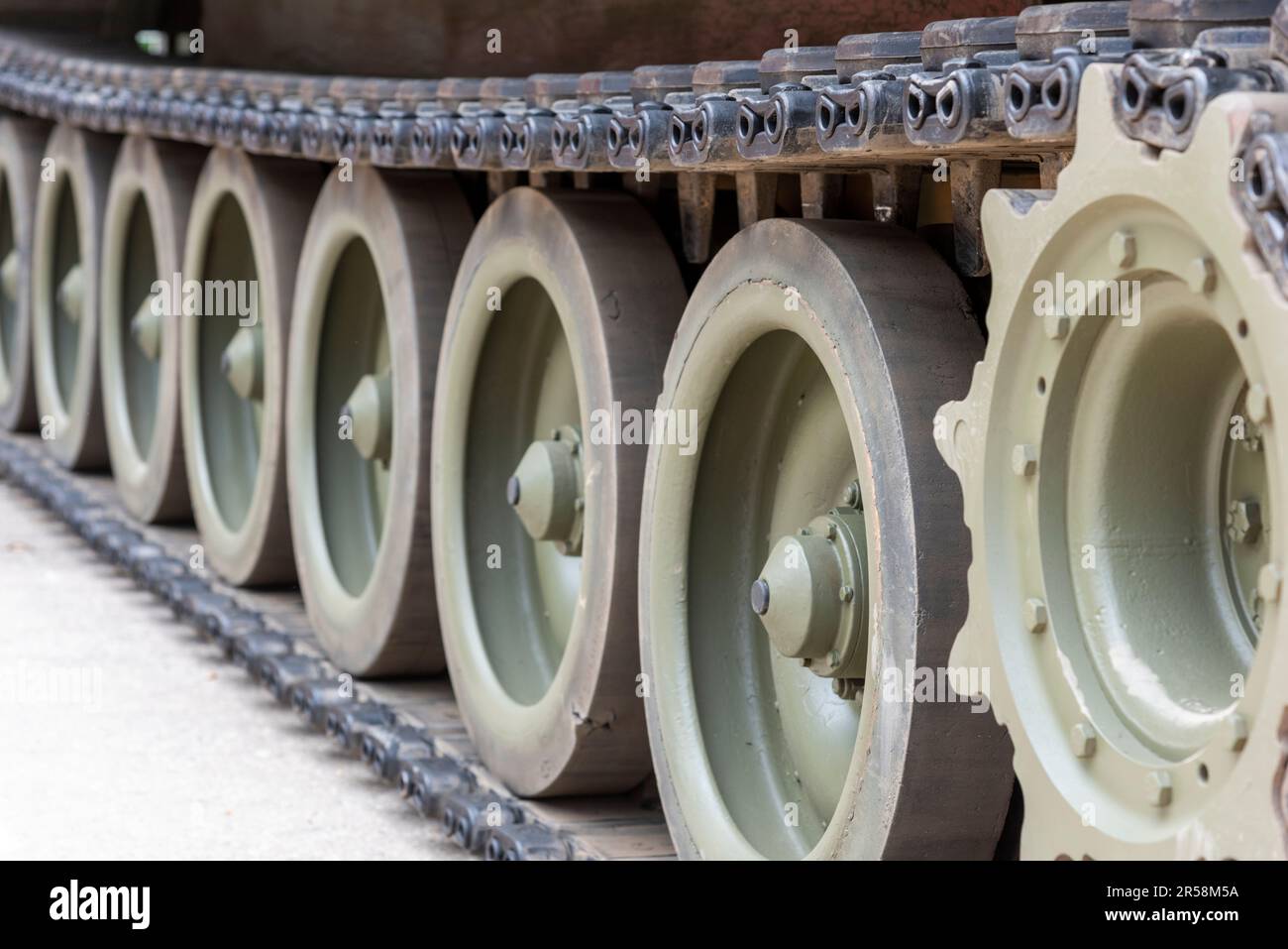Detalle de las ruedas de oruga de un vehículo militar de combate Stock Photo