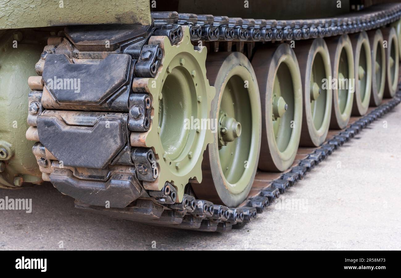 Detalle de las ruedas de oruga de un vehículo militar de combate Stock Photo