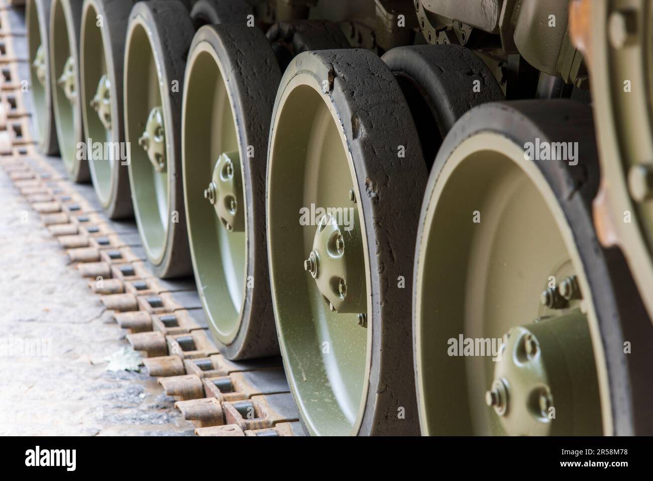 Detalle de las ruedas de oruga de un vehículo militar de combate Stock Photo