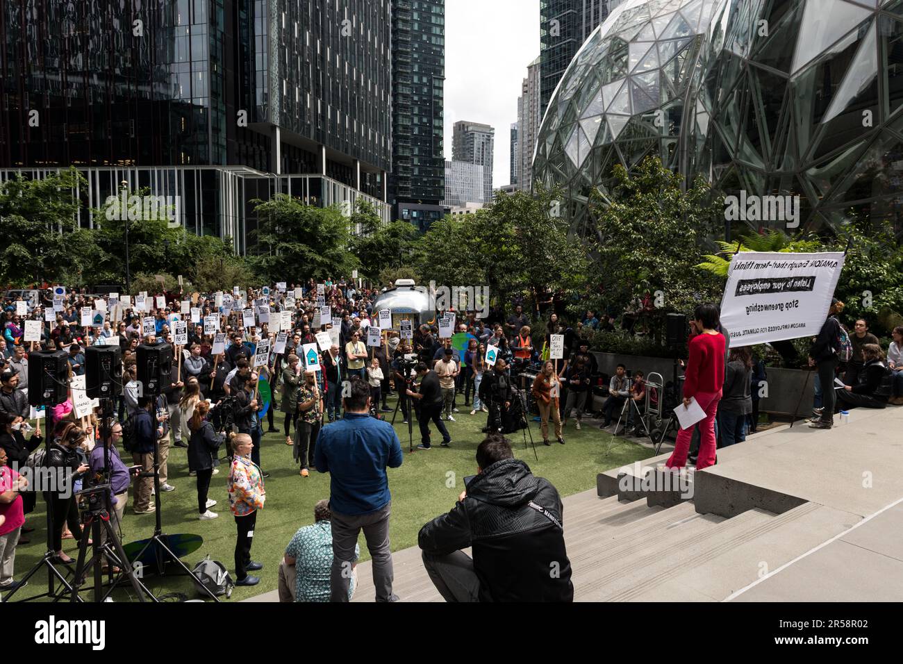 Seattle, USA. 31 May, 2023. At noon corporate employee walk out of