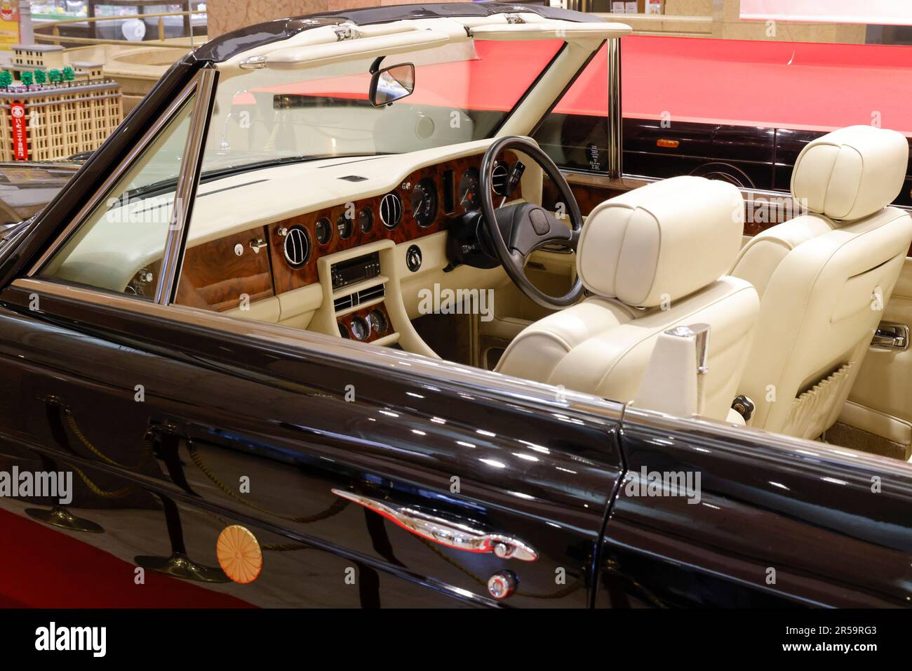 ROLLS-ROYCE CONVERTIBLE USED FOR THE IMPERIAL COUPLE FOR THE WEDDING PARADE AT TAKASHIMAYA FLAGSHIP STORE Stock Photo