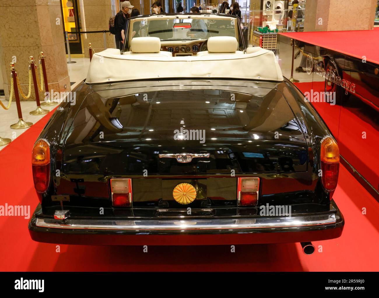 ROLLS-ROYCE CONVERTIBLE USED FOR THE IMPERIAL COUPLE FOR THE WEDDING PARADE AT TAKASHIMAYA FLAGSHIP STORE Stock Photo