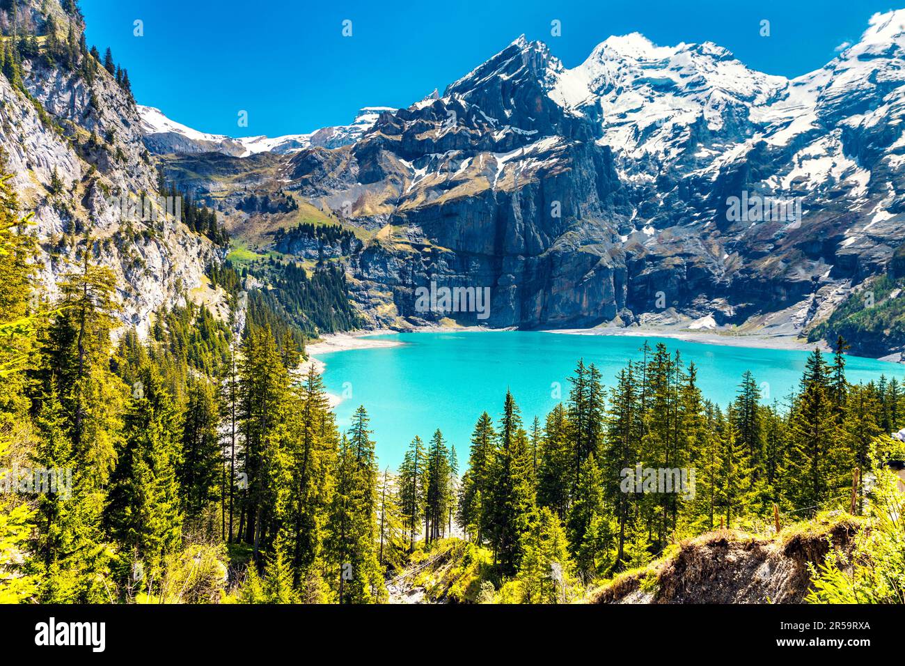 Scenic view of Oeschinen Lake (Oeschinensee) and Blüemlisalp mountain ...