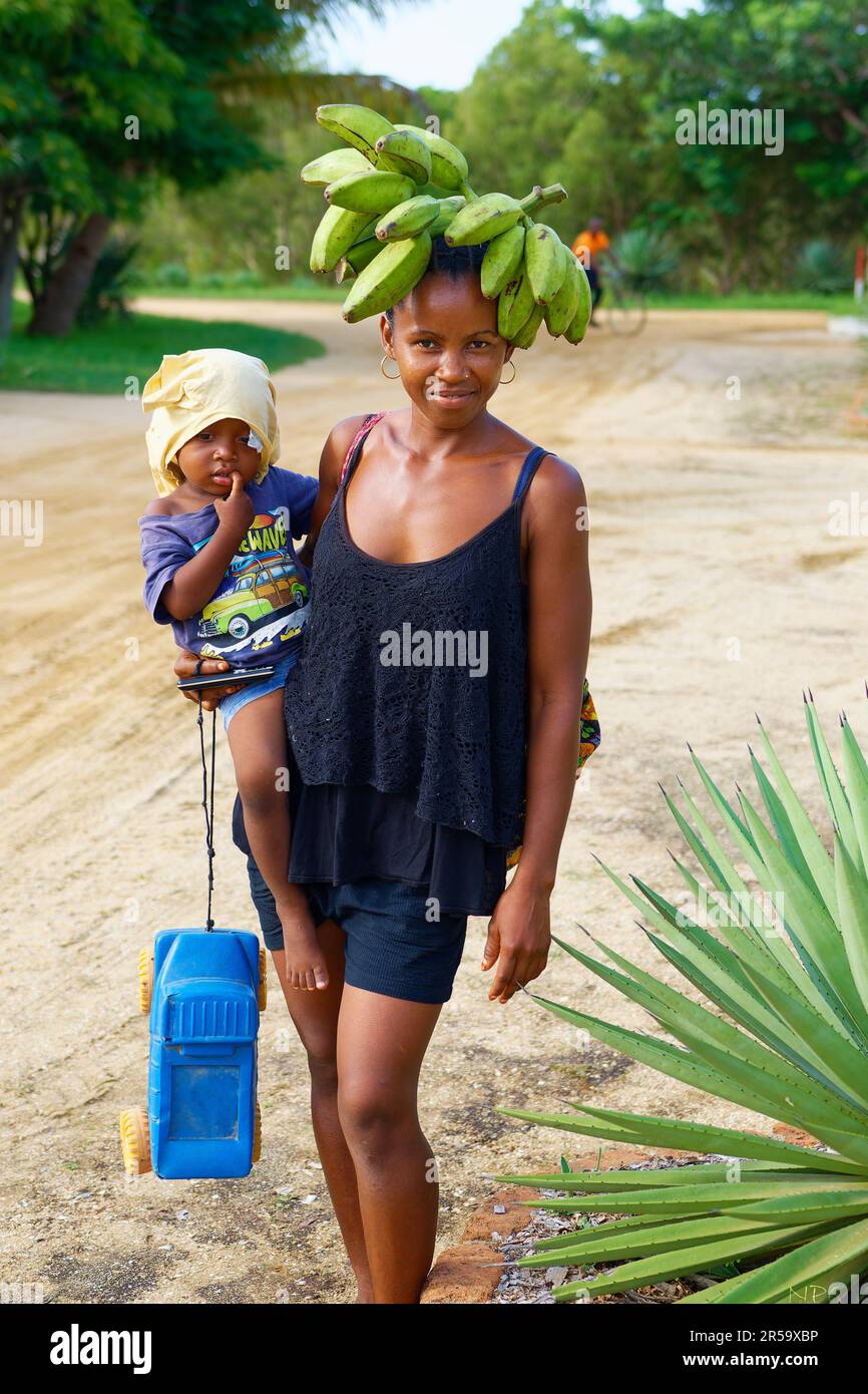 Femme malgache avec son enfant dans les bras, malagasy women with children  Stock Photo - Alamy