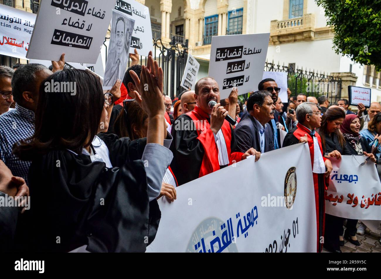 June 1, 2023: Tunis, Tunisia. 01 January 2023. Tunisian lawyers and judges hold a protest in Tunis calling for the separation of powers and the independence of the judiciary. Participants gathered outside the steps of the Palace of Justice in Tunis to condemn the government's interference in the judiciary (Credit Image: © Hasan Mrad/IMAGESLIVE via ZUMA Press Wire) EDITORIAL USAGE ONLY! Not for Commercial USAGE! Stock Photo