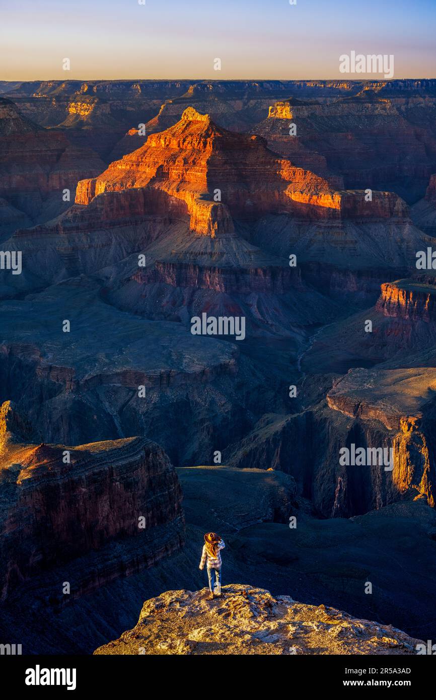 Grand canyon arizona sunset woman hi-res stock photography and images ...