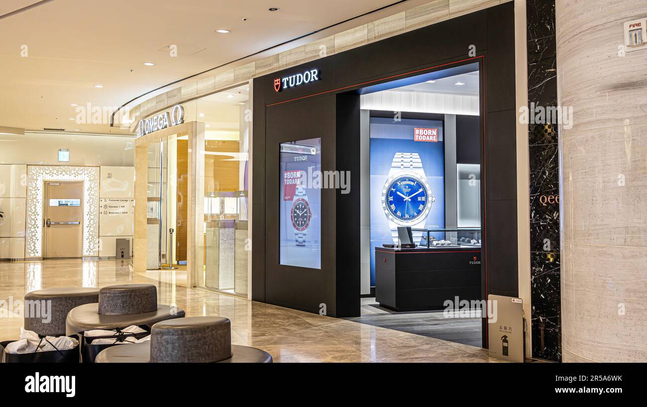 Luxury Watch Store in a Shopping Mall Stock Photo Alamy