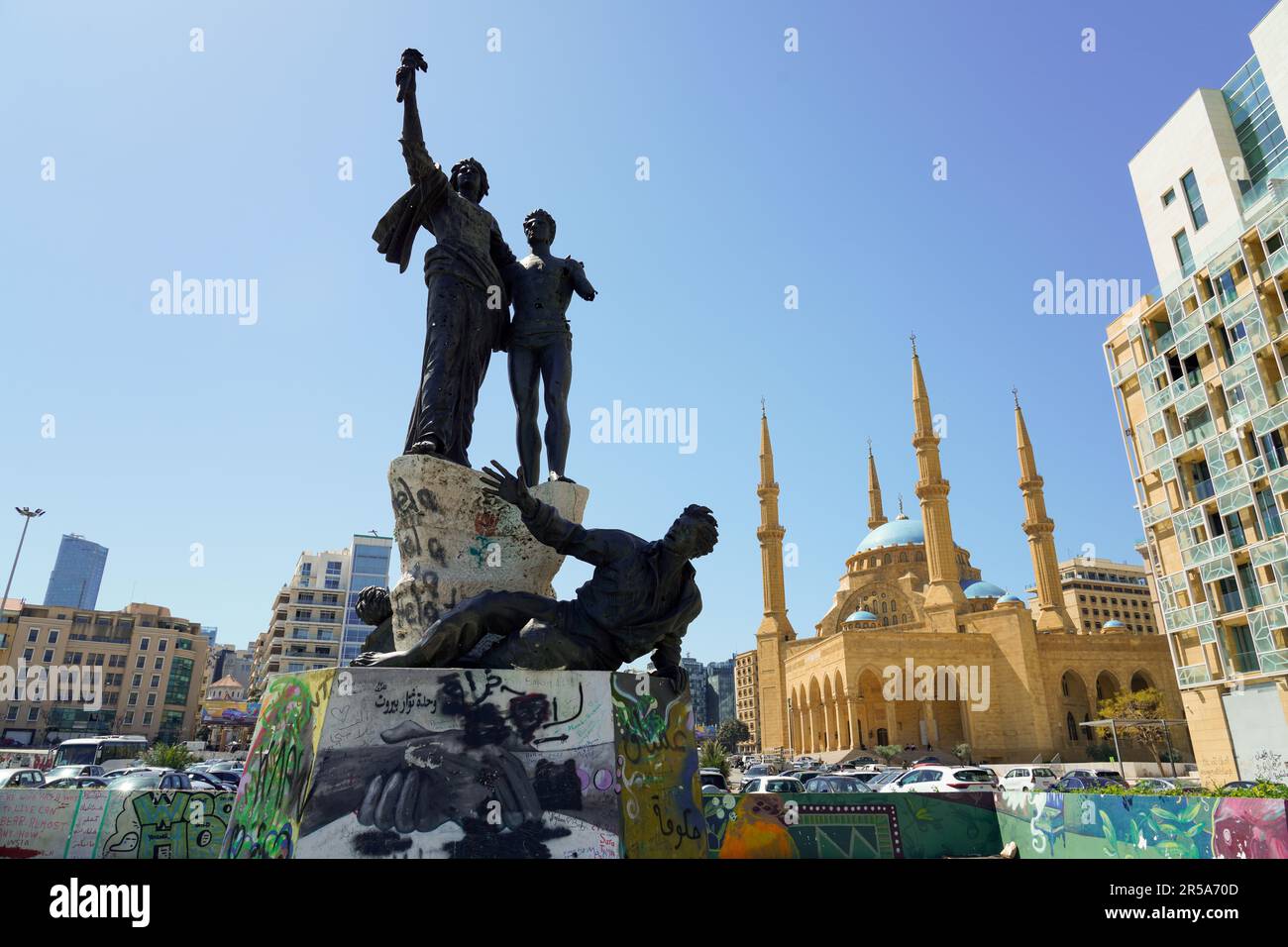 Beirut, Libanon: Denkmal zum Gedenken an die von den Osmanen hingerichteten Märtyrer, durchsetzt mit Einschusslöchern aus dem libanesischen Bürgerkrieg, Märtyrerplatz. Im Hintergrund die Mohammad Al-Amin sunnitische muslimische Moschee, auch Blaue Moschee genannt,  Innenstadt, Libanon Stock Photo