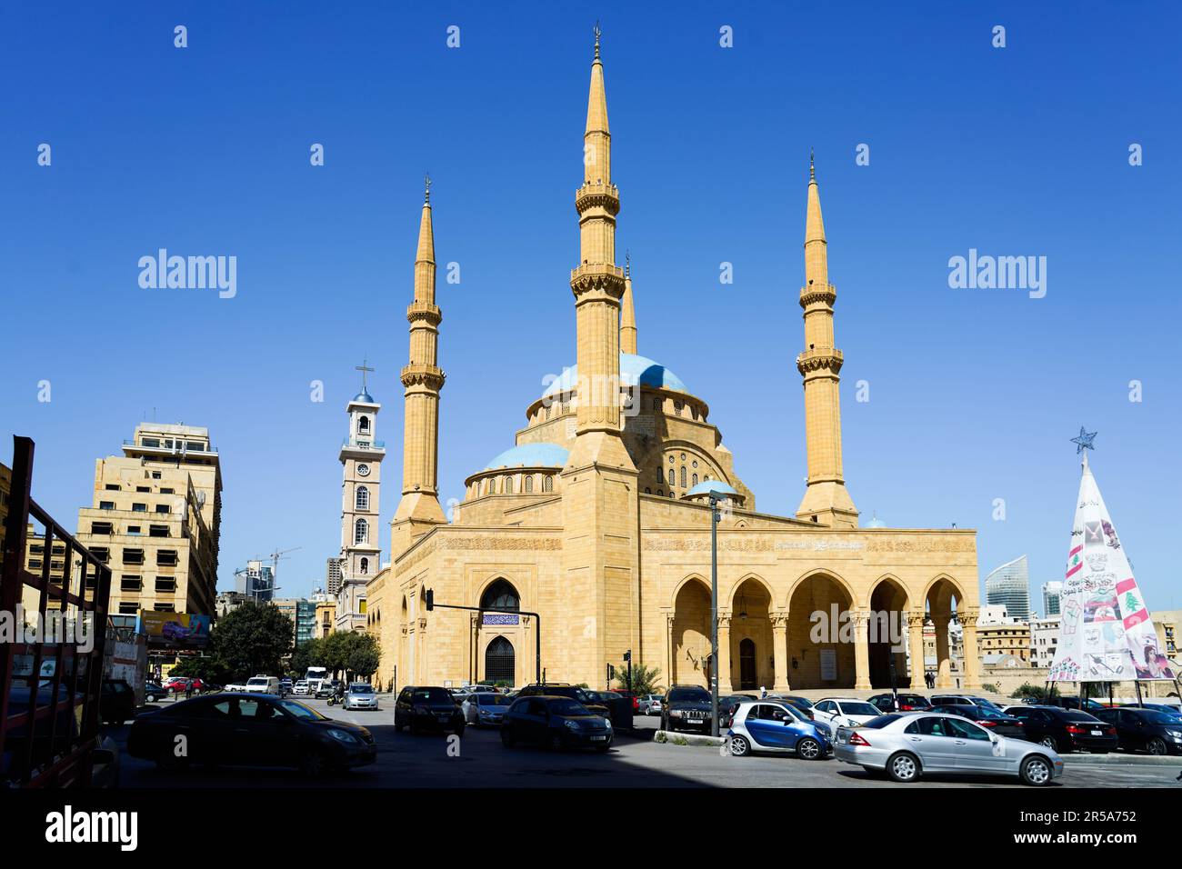 Beirut, Libanon:  Mohammad Al-Amin sunnitische muslimische Moschee (auch Blaue Moschee genannt) und der Kirchturm der St.-Georgs-Kathedrale am Märtyrerplatz, Innenstadt, Libanon Stock Photo