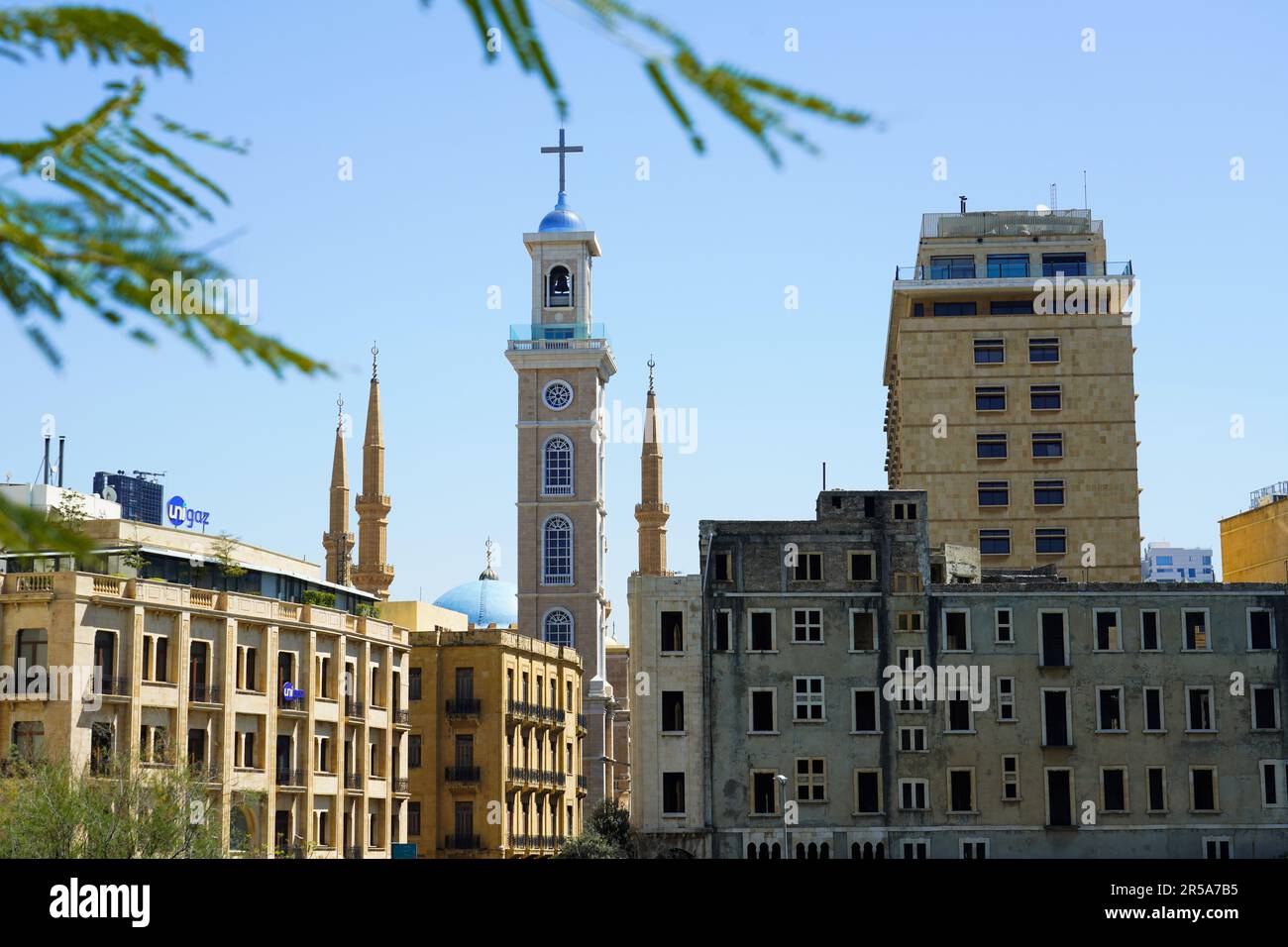 Beirut, Libanon:  Mohammad Al-Amin sunnitische muslimische Moschee (auch Blaue Moschee genannt) und der Kirchturm der St.-Georgs-Kathedrale am Märtyrerplatz, Innenstadt, Libanon Stock Photo