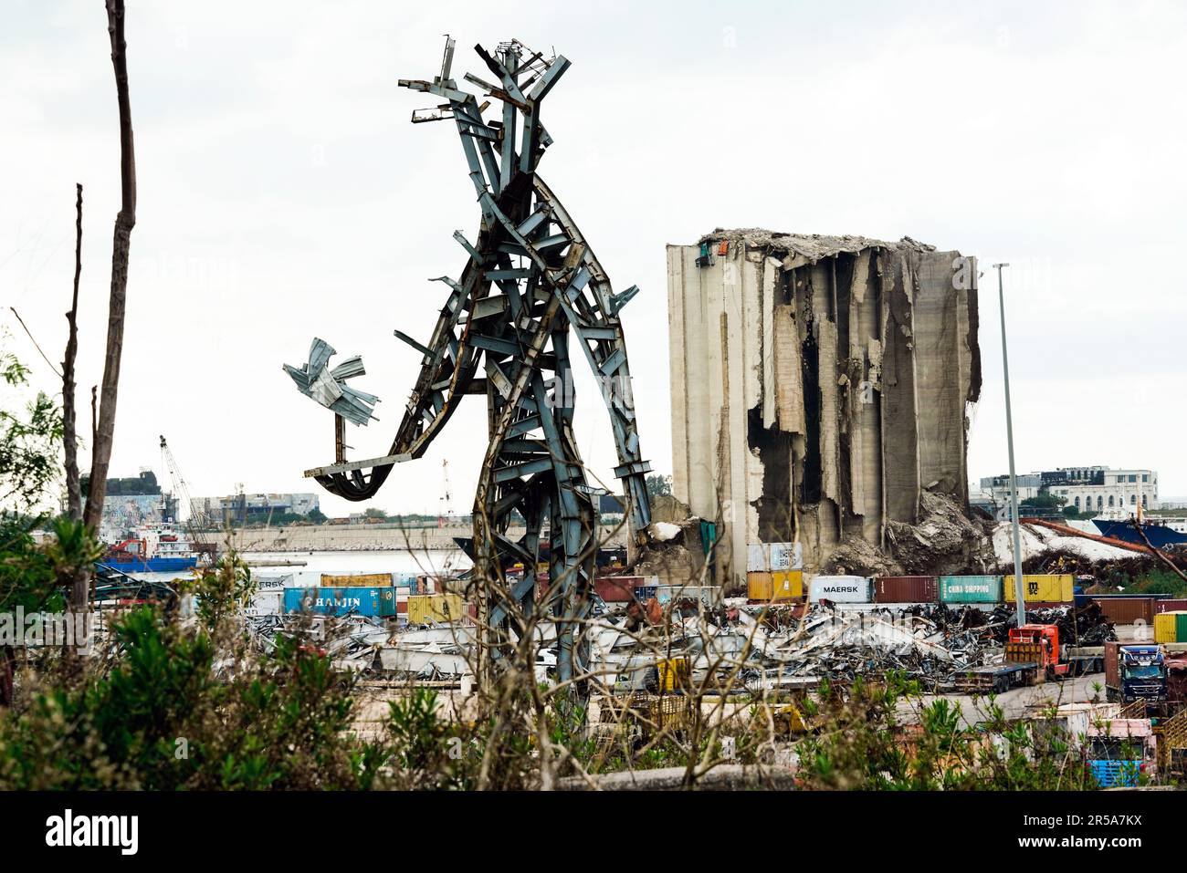 Beirut, Libanon: Stahlskulptur des Künstlers Nadim Karam zum Gedenken an die Opfer der tödlichen Explosion vom 4.8.2020, gefertigt aus dem Schrott der gewaltigen Explosion von 2.750 Tonnen Ammoniumnitrat, die im Hafen gelagert waren. Stock Photo