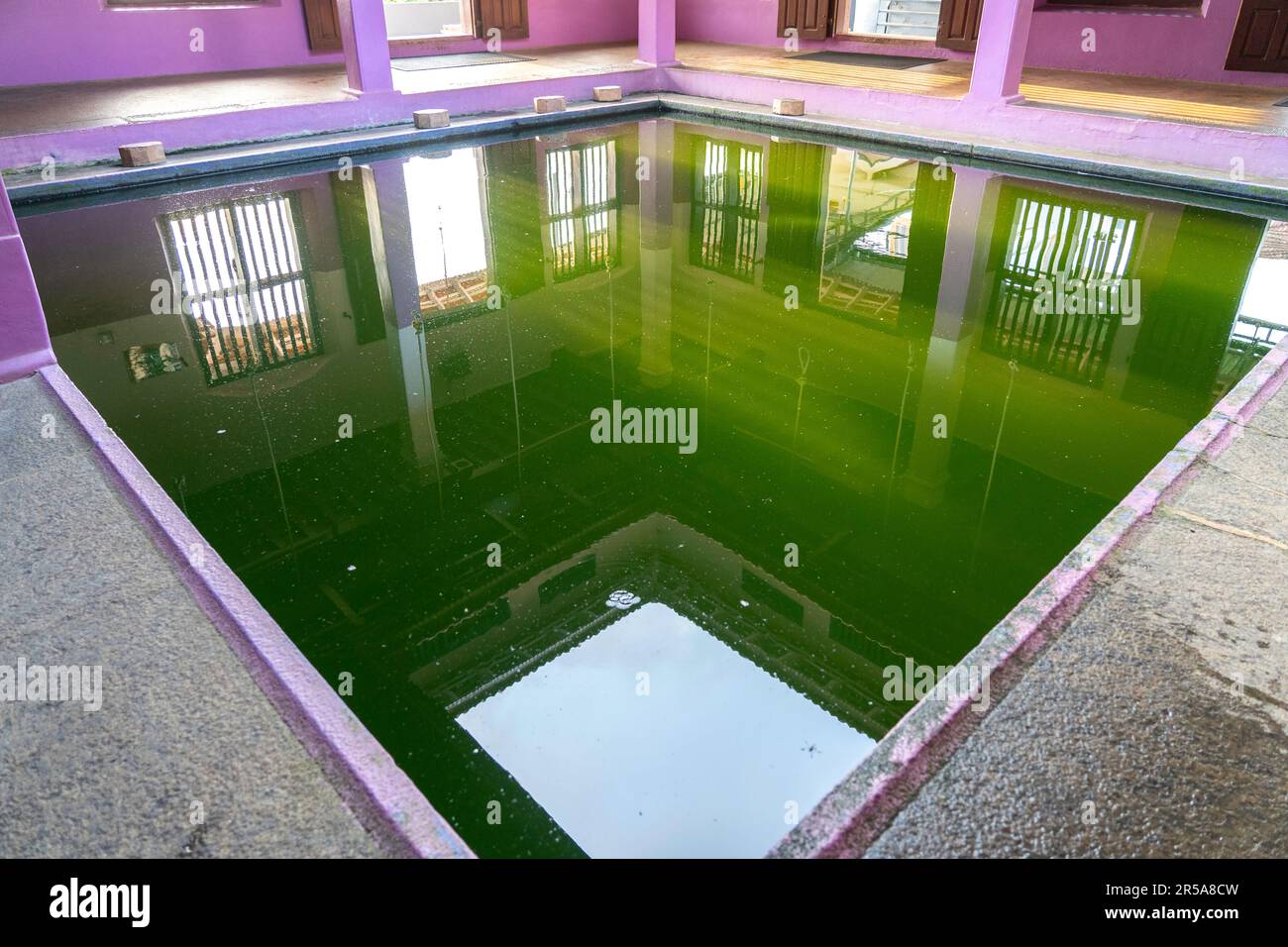 The Zainuddin Makhdoom Mosque is a famous mosque located in Ponnani in