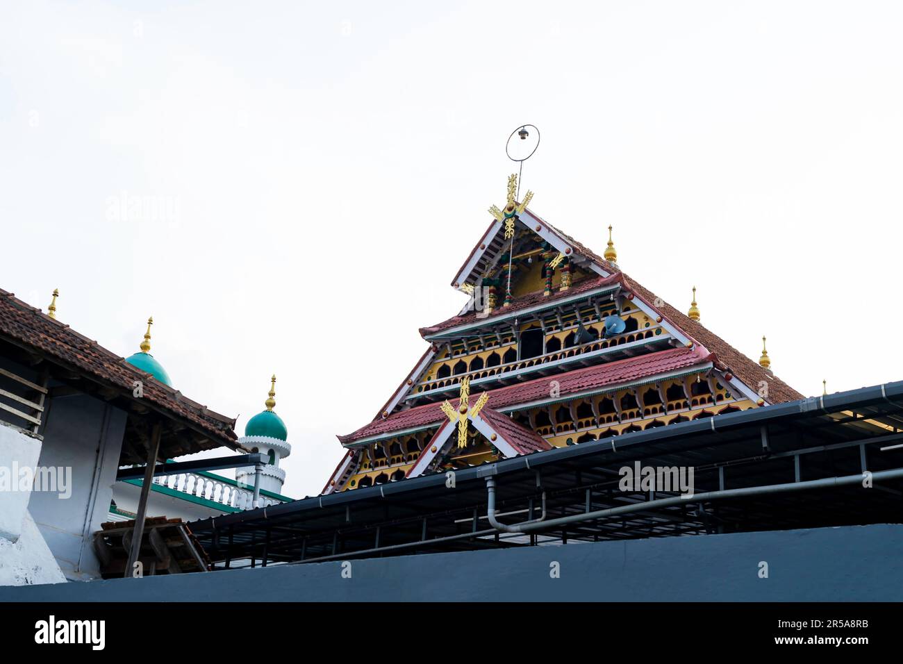 The Zainuddin Makhdoom Mosque is a famous mosque located in Ponnani in