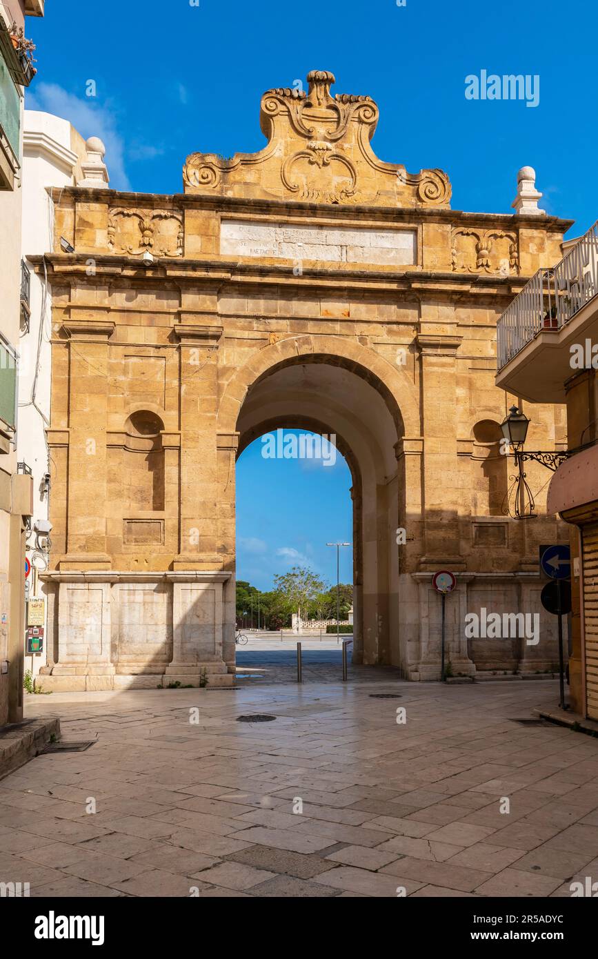 Porta nuova built in 1790 in sixteenth-century classicism style, in the sicilian city Marsala, province of Trapani, Sicily, Italy. Stock Photo