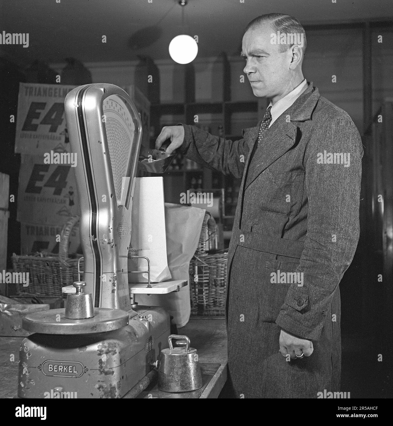 Grocery store employee Black and White Stock Photos & Images - Alamy