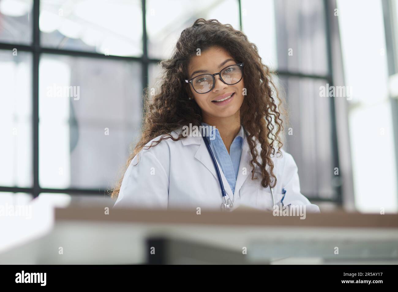 Young smart female doctor computer hi-res stock photography and images ...