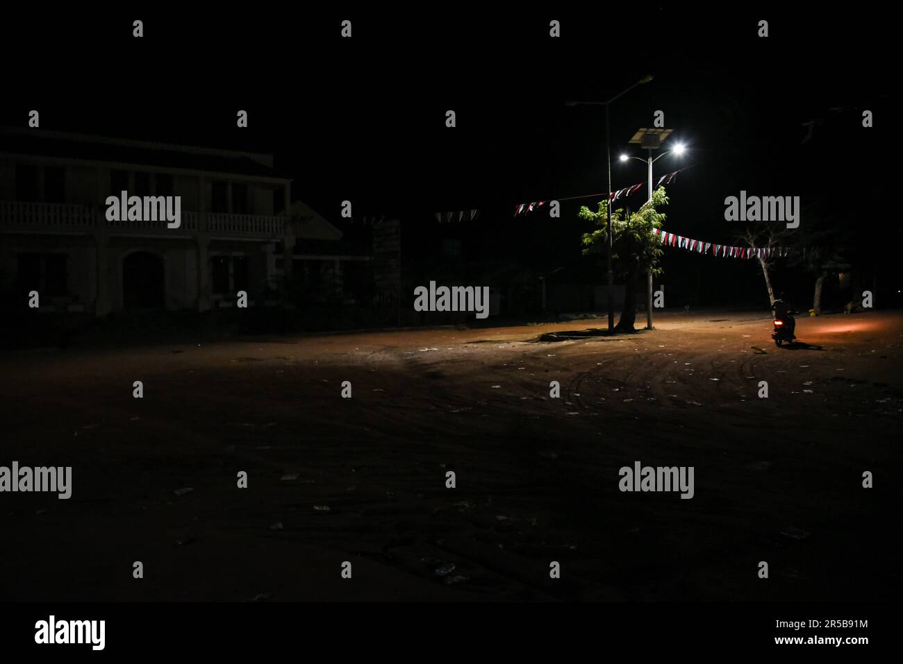 Nicolas Remene / Le Pictorium -  Solar energy and rural development in the Gabu region -  14/03/2017  -  Guinea-Bissau / Gabu / Gabu  -  Gabu, Example of night lighting in Gabu. Whether on the roads or in the narrow streets of the town centre, it's very dark. All the more so as there is no electricity on the grid until midnight.   *Solar Home System(SHS): System of domestic solar energy Stock Photo