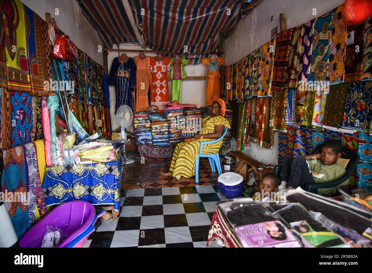 Nicolas Remene / Le Pictorium -  Solar energy and rural development in the Gabu region -  14/03/2017  -  Guinea-Bissau / Gabu / Gabu  -  Gabu, In the market of Gabu, many shops have decided to equip themselves with SHS in order to be able to stay open later in the evening but also for the comfort of the customers with a little more light and sometimes a fan.   *Solar Home System(SHS): solar home energy system Stock Photo