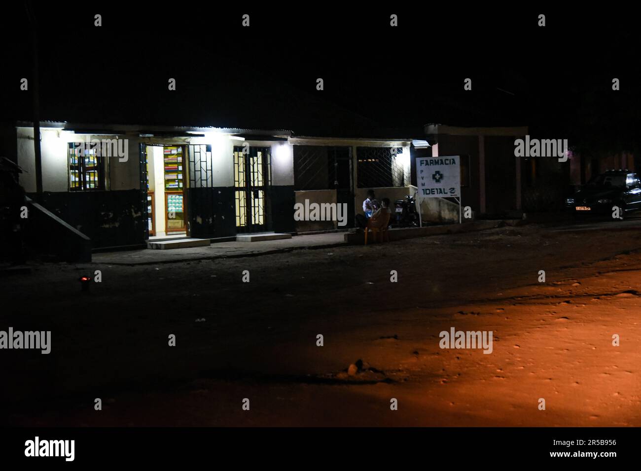 Nicolas Remene / Le Pictorium -  Solar energy and rural development in the Gabu region -  15/03/2017  -  Guinea-Bissau / Gabu / Gabu  -  Gabu, Example of night lighting in Gabu. Whether on the roads or in the narrow streets of the town centre, it's very dark. All the more so as there is no electricity on the grid until midnight.   *Solar Home System(SHS): System of domestic solar energy Stock Photo