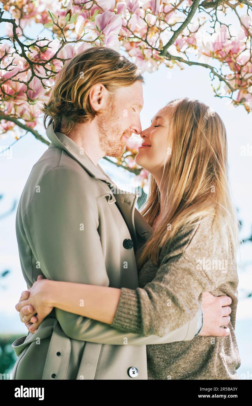Couple kissing garden hi-res stock photography and images - Alamy