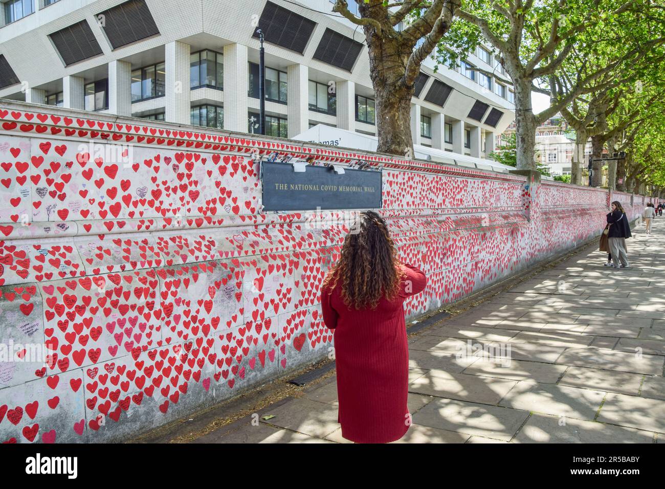 London, England, UK. 2nd June, 2023. A woman takes a photo of the National Covid Memorial Wall as the UK government launches a high court challenge to try and prevent the handing over of Boris Johnson's unredacted WhatsApp messages to the public inquiry into the handling of the coronavirus pandemic. (Credit Image: © Vuk Valcic/ZUMA Press Wire) EDITORIAL USAGE ONLY! Not for Commercial USAGE! Stock Photo