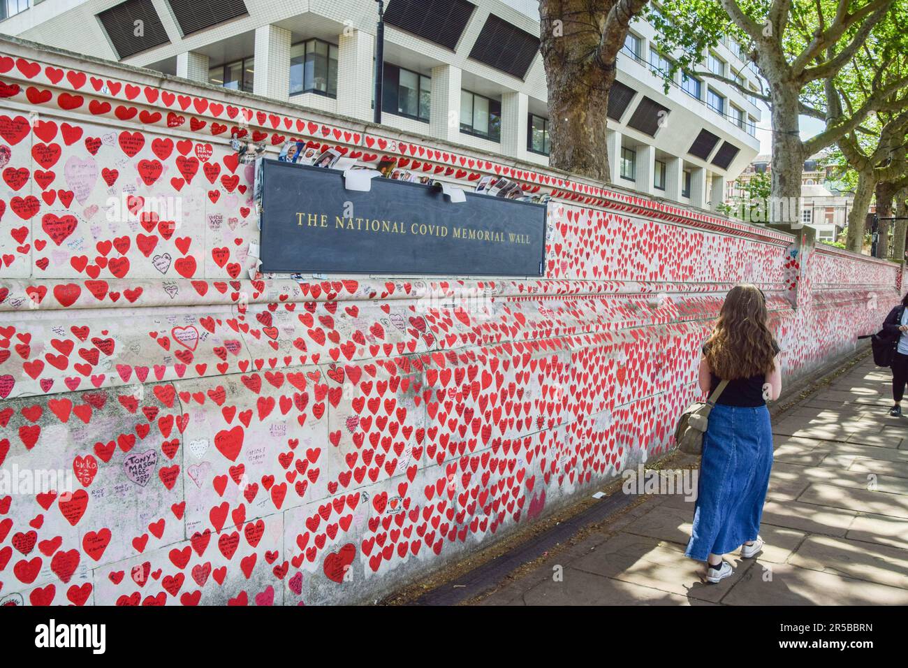 London, UK. 2nd June 2023. A woman walks past the National Covid Memorial Wall as the UK government launches a high court challenge to try and prevent the handing over of Boris Johnson’s unredacted WhatsApp messages to the public inquiry into the handling of the coronavirus pandemic. Credit: Vuk Valcic/Alamy Live News Stock Photo