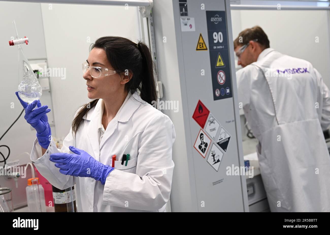 PRODUCTION 23 May 2023, Hesse, Darmstadt Chemistry lab technician