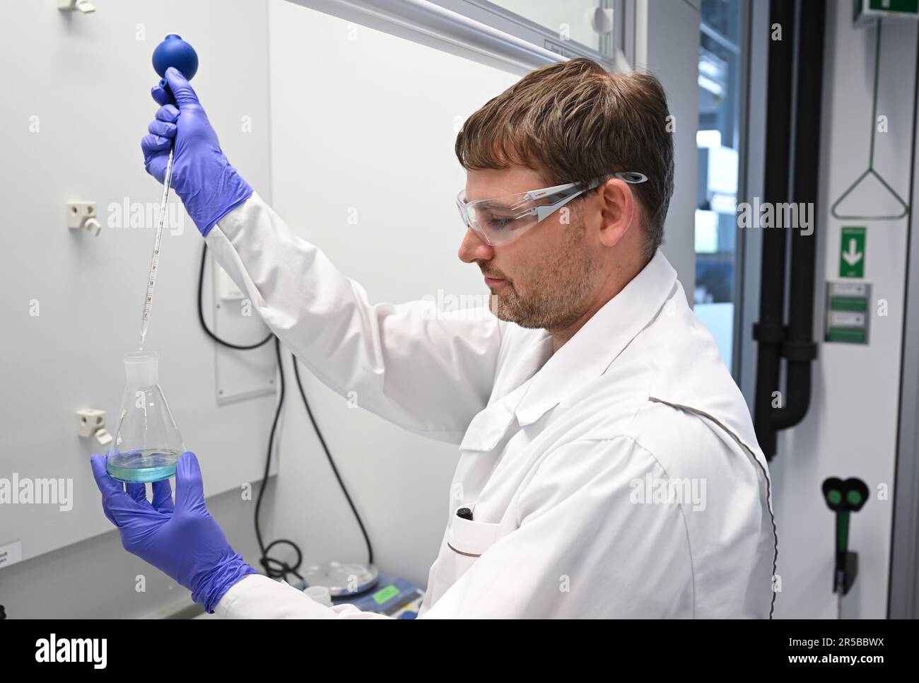 PRODUCTION 23 May 2023, Hesse, Darmstadt Chemistry lab technician