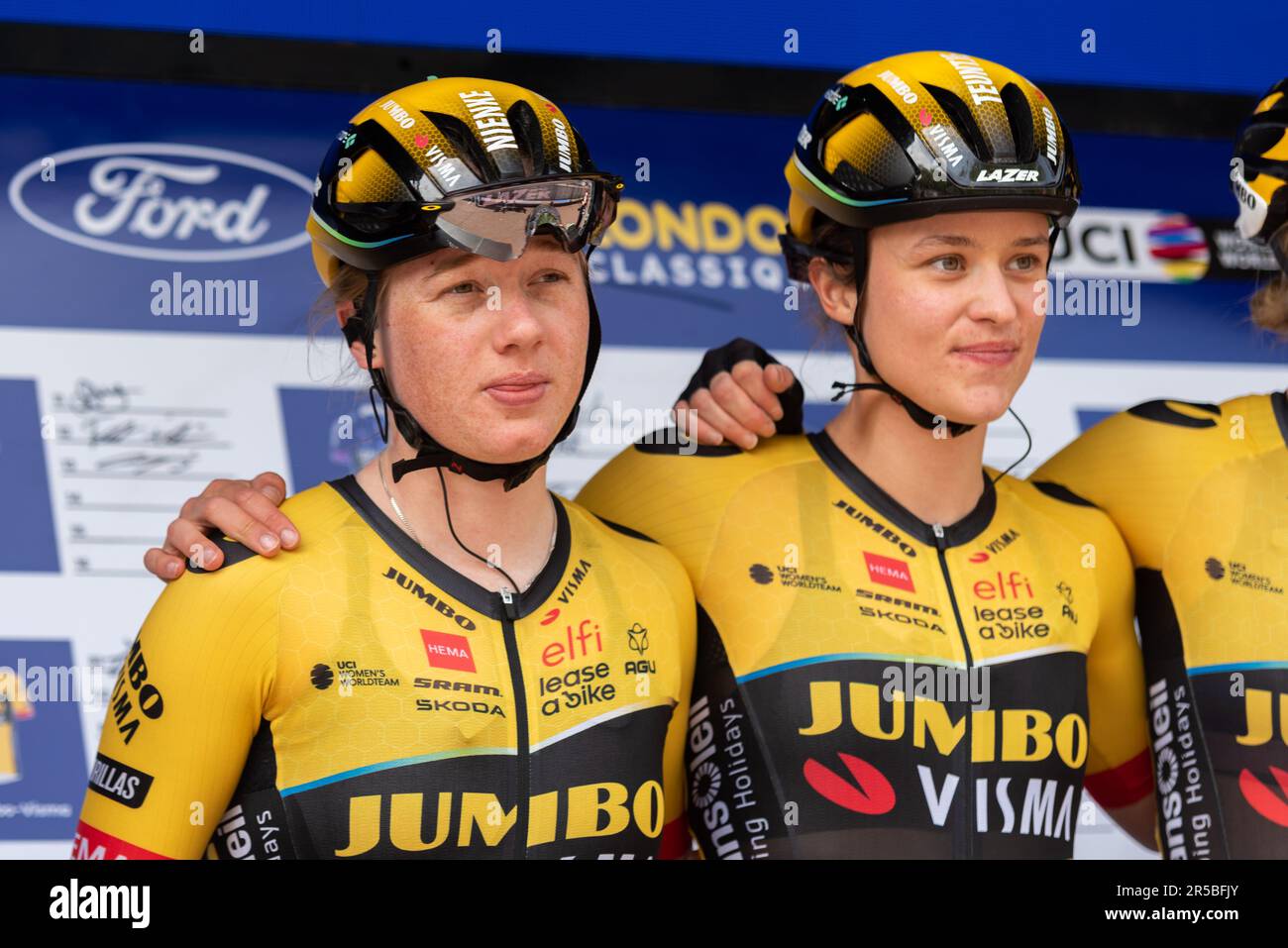 Team Jumbo Visma riders at Classique UCI Women's WorldTour road race Stage 3, 2023 Ford RideLondon cycling event. Nienke Veenhoven, Teuntje Beekhuis Stock Photo