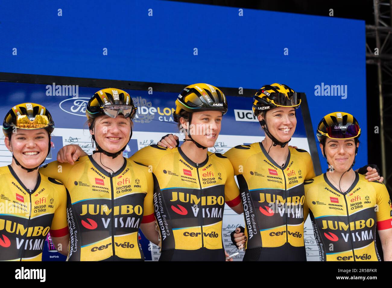 Team Jumbo Visma riders at the Classique UCI Women's WorldTour road race Stage 3 of 2023 Ford RideLondon cycling event. Anna Henderson and team Stock Photo