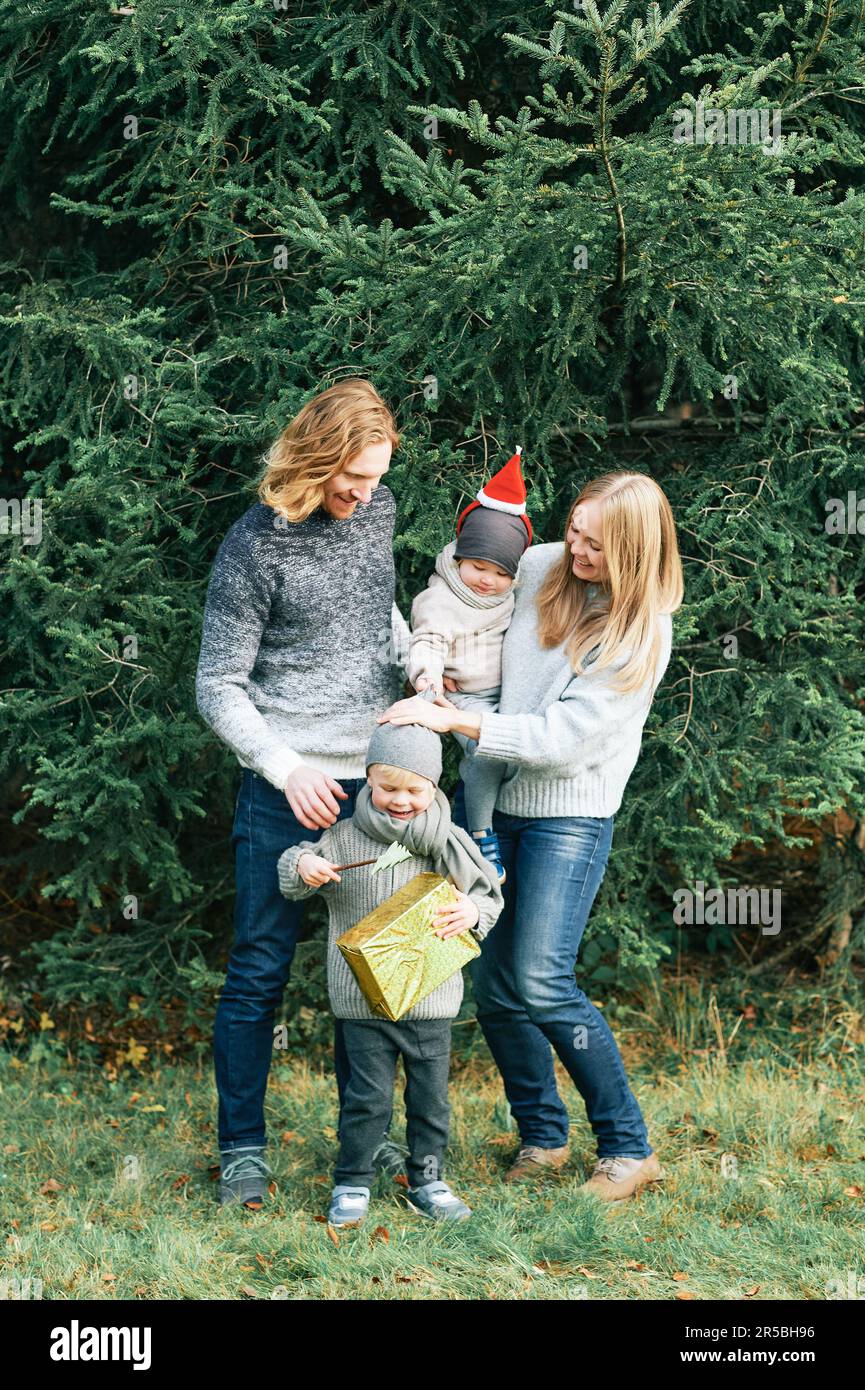 Family of 4 photo | Fall photoshoot family, Family portrait poses, Outdoor  family photos
