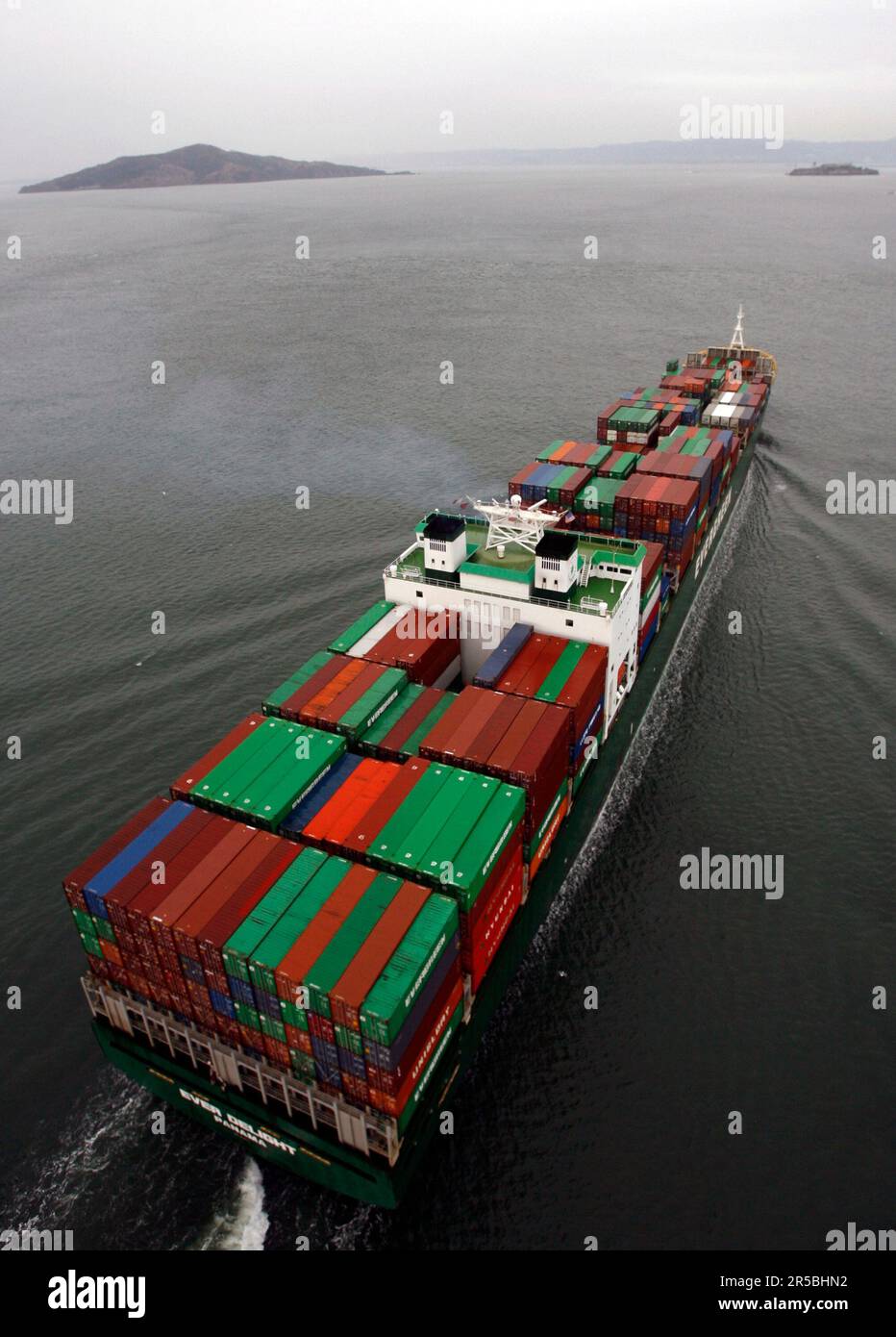 https://c8.alamy.com/comp/2R5BHN2/a-container-ship-steams-under-the-golden-gate-bridge-and-into-the-bay-on-its-way-to-port-in-san-francisco-calif-on-wednesday-oct-4-2006-maersk-shipping-lines-announced-last-may-that-it-was-switching-to-a-less-polluting-low-sulphur-fuel-on-all-of-it-ships-that-dock-in-california-the-ship-that-arrived-wednesday-afternoon-is-not-a-maersk-line-vessel-paul-chinnthe-chronicle-ran-on-10-05-2006-eugene-pentimonti-maersks-senior-vice-president-of-government-relations-stands-on-a-crane-in-oakland-a-container-ship-steams-under-the-golden-gate-bridge-and-into-the-bay-on-its-way-to-port-in-2R5BHN2.jpg