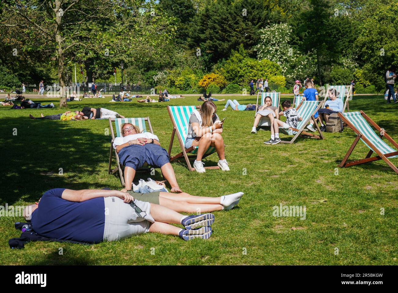 London UK. 2 June 2023 . People enjoying the warm sunshine  in Saint James Park . The Met Office forecast warmer temperatures as the country enters the official summer season.Credit: amer ghazzal/Alamy Live News Stock Photo