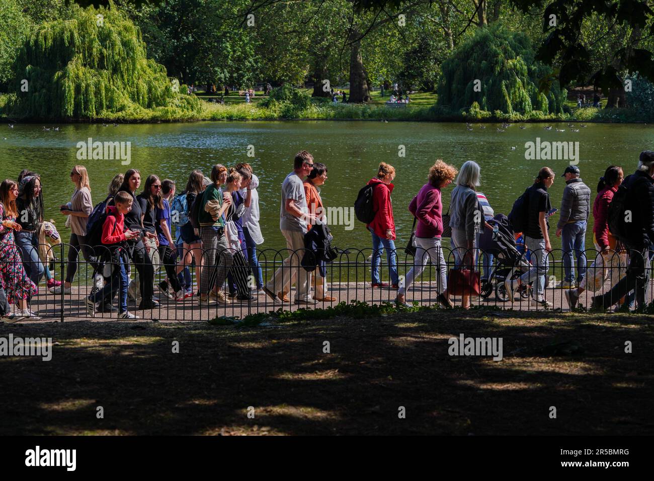 London UK. 2 June 2023 . People enjoying the warm sunshine  in Saint James Park . The Met Office forecast warmer temperatures as the country enters the official summer season.Credit: amer ghazzal/Alamy Live News Stock Photo