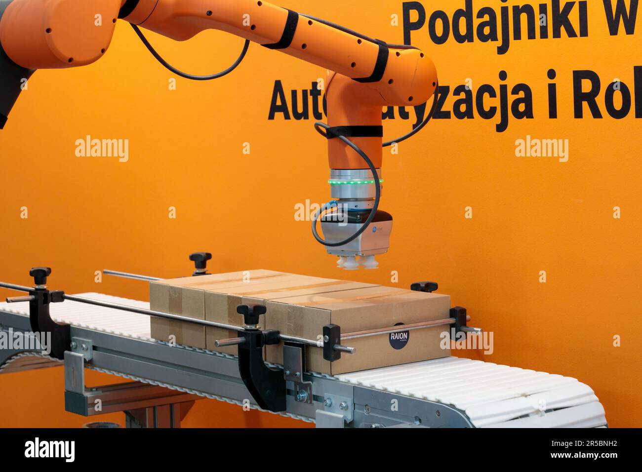 ITM Europe, robot arm in e-commerce packing automation Stock Photo - Alamy