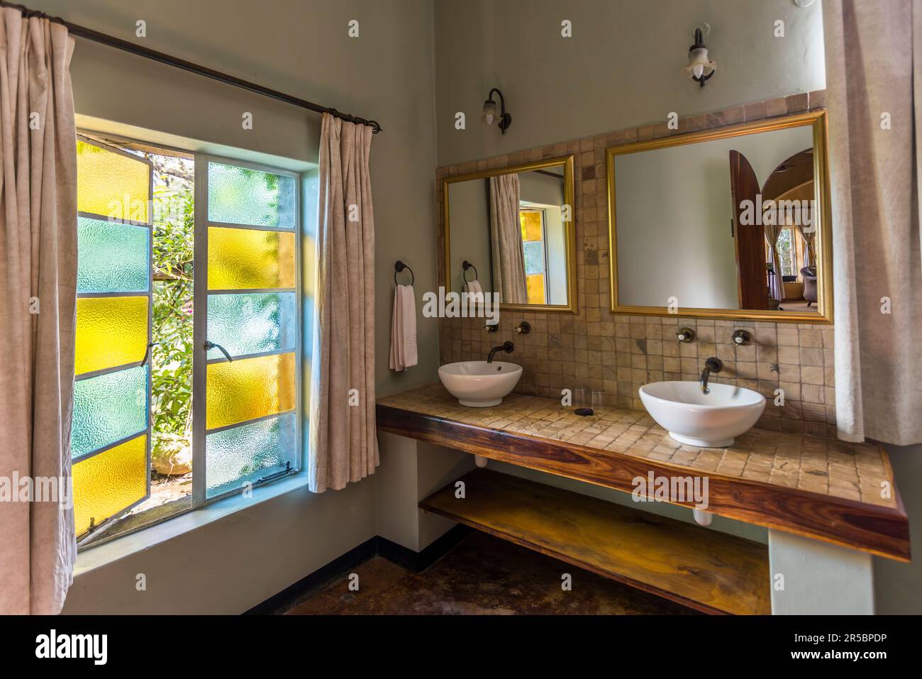 Bathroom Huntingdon House, Satemwa Estate, each suite has a modern bathroom. Huntingdon House near Thyolo (Malawi) has only 5 guest rooms furnished in colonial style. The hotel is the former home of the family that still owns the Satemwa tea and coffee plantation Stock Photo