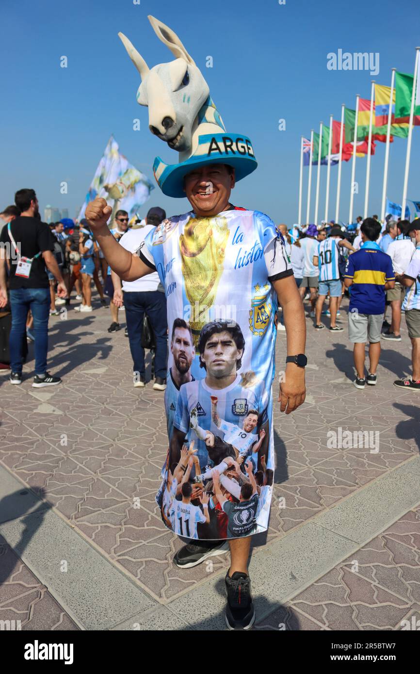 Doha, Qatar. 21, November, 2022.  Argentine fans make a flag in The Corniche to support the Argentine National Team prior to the start of the FIFA Wor Stock Photo