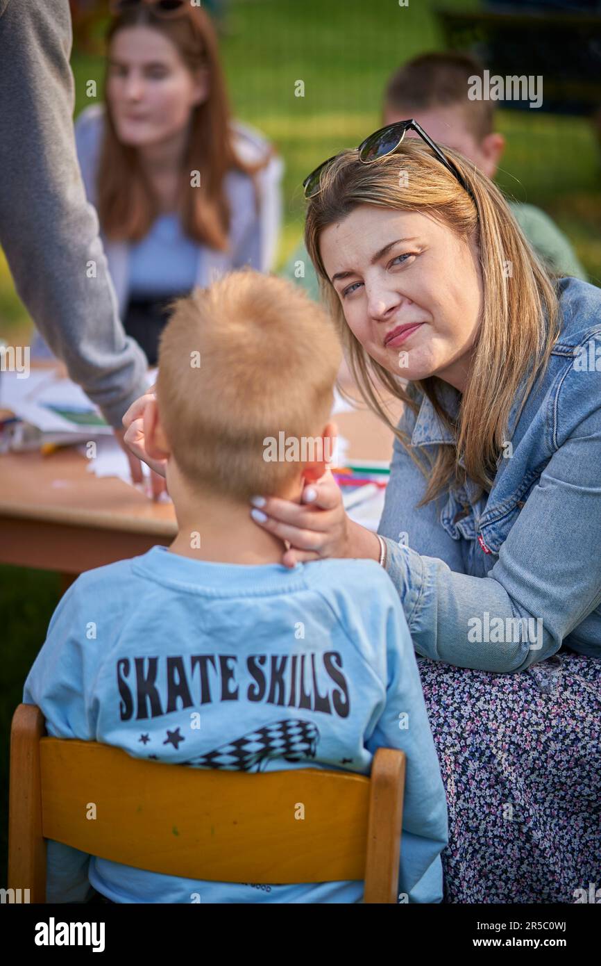 Family seated at picnic table hi-res stock photography and images - Alamy