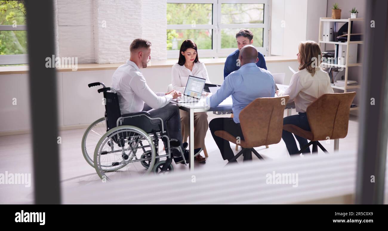 Diverse team in workplace hi-res stock photography and images - Alamy