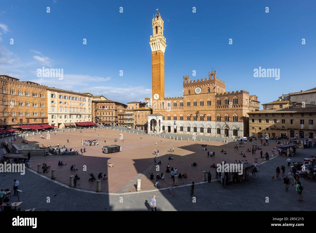 Siena, Siena Province, Tuscany, Italy.  The Palazzo Pubblico with the Torre de Mangia seen across the Piazza del Campo.  The historic centre of Siena Stock Photo