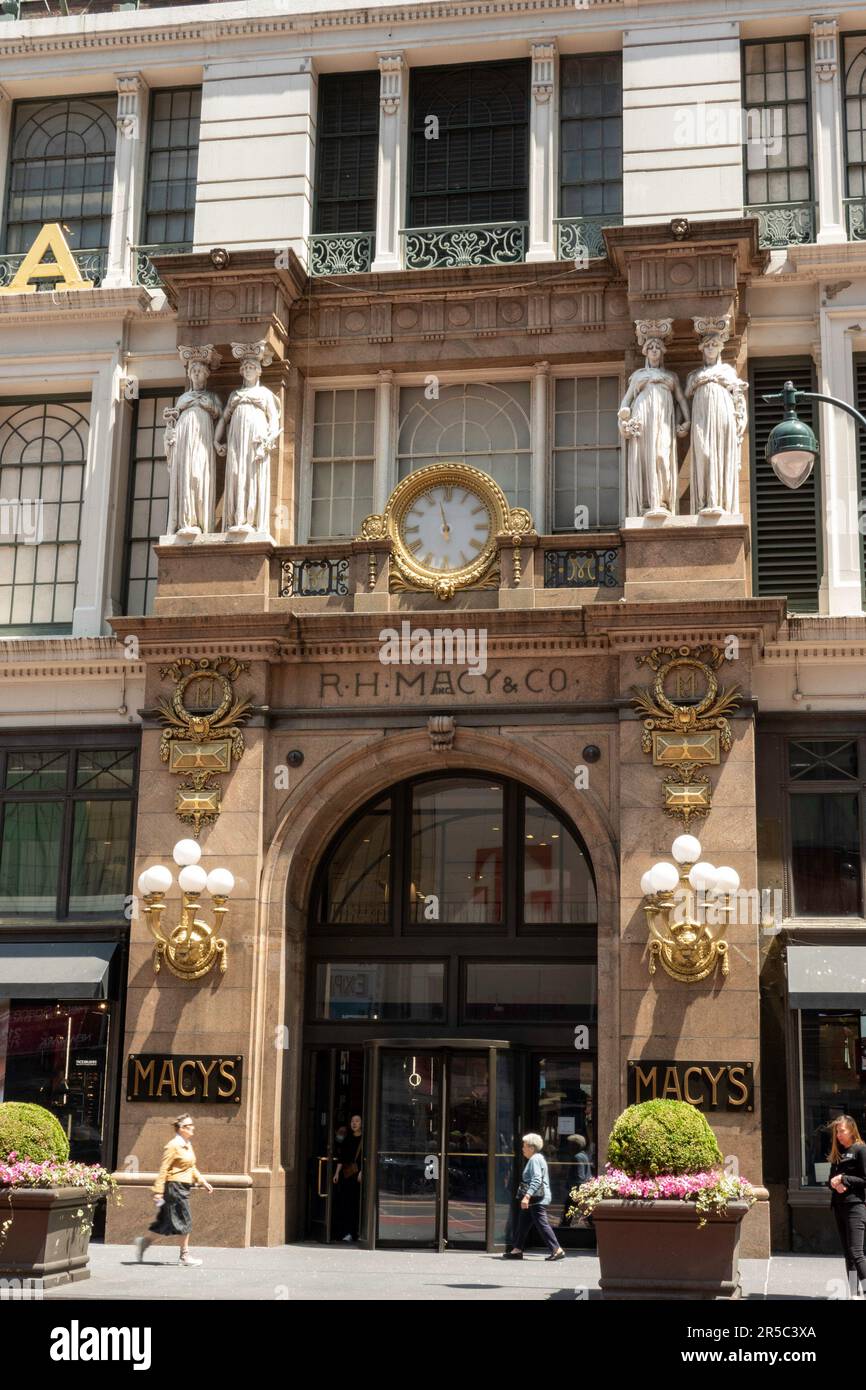 Beaux-Arts Statues, main Entrance, Macy's Department Store, 151 W. 34th Street, New York City, USA Stock Photo